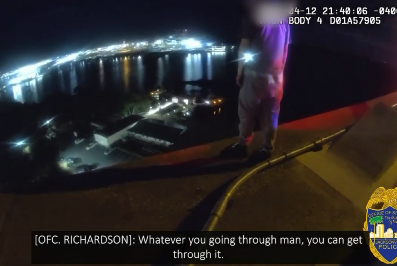 Heartwarming Scene: Officer Aids Distressed Man on Jacksonville Bridge