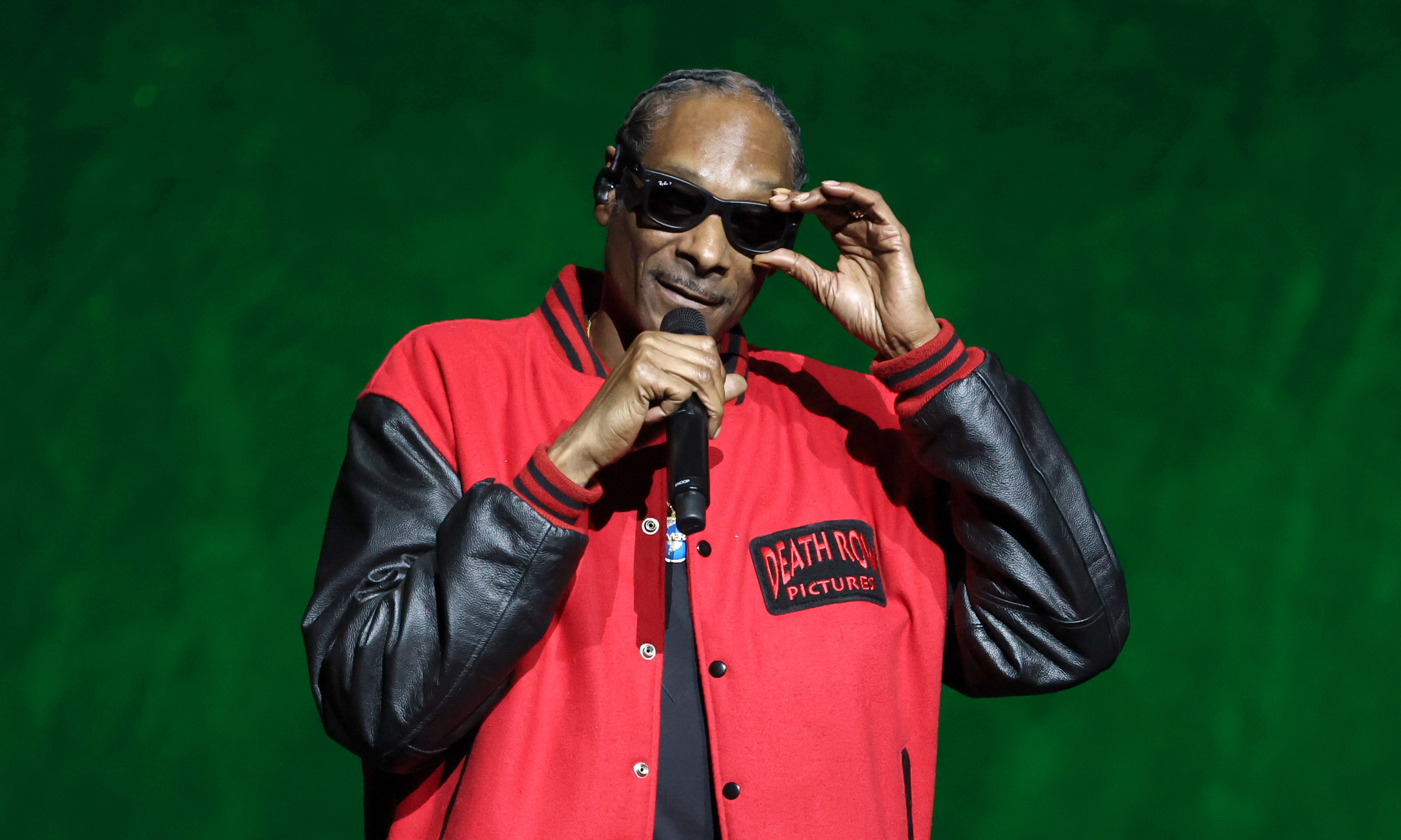 Snoop Dogg Responds to Backlash Over Young Fan Joining Pole Dance Show (VIDEO)